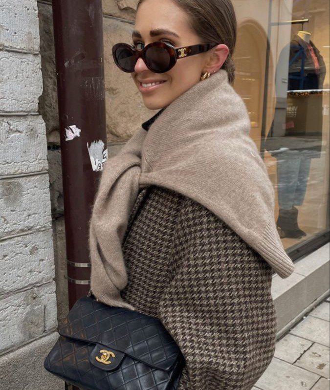 Girl wearing tortoise Celine sunglasses with chanel classic flap